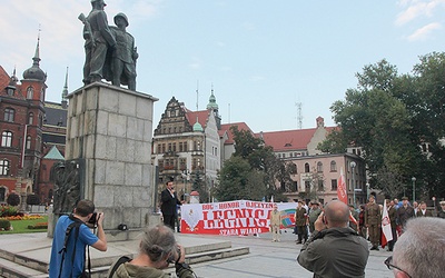 Działania IPN zmierzają też do usunięcia „pomników wyzwolicieli”.