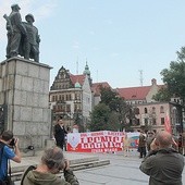 Działania IPN zmierzają też do usunięcia „pomników wyzwolicieli”.