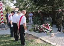 ▲	Na pamiątkę odsłonięto tablicę upamiętniającą bohaterstwo cichociemnych, którą poświęcił abp Józef Kupny.