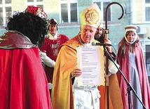 W roli papieża Jana XV wystąpił bp Ignacy Dec.