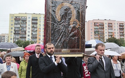 ◄	Powitanie obrazu w parafii Świętych Cyryla i Metodego w Żyrardowie. Wiernych nie odstraszył deszcz.