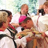 Bp Roman Pindel przyjmuje dary przyniesione przez gospodarzy z całej diecezji.