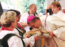 Bp Roman Pindel przyjmuje dary przyniesione przez gospodarzy z całej diecezji.