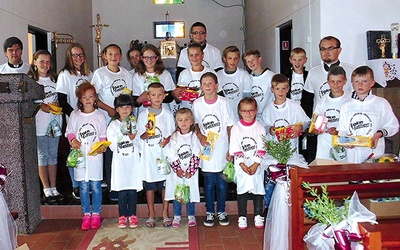 Diakoni ze swoimi młodymi przyjaciółmi – Polakami mieszkającymi na rumuńskiej Bukowinie.