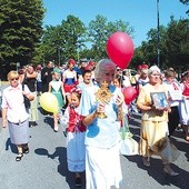 ▲	Wierni nieśli relikwie świętych i błogosławionych.