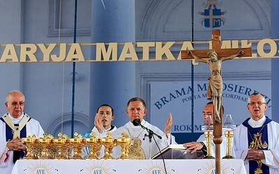 Przy ołtarzu (od lewej): abp Stanisław Budzik, metropolita lubelski, abp Mieczysław Mokrzycki i bp Mieczysław Cisło.