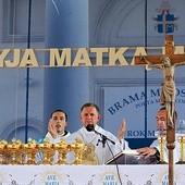 Przy ołtarzu (od lewej): abp Stanisław Budzik, metropolita lubelski, abp Mieczysław Mokrzycki i bp Mieczysław Cisło.