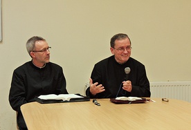 O tym, jak modlić się słowem Bożym, mówili (od lewej) ks. Joachim Stencel i ks. Krzysztof Wons. 
