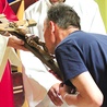 Peregrynacja wielkopiątkowego krzyża św. Jana Pawła II w noclegowni dla bezdomnych mężczyzn we Wrocławiu.