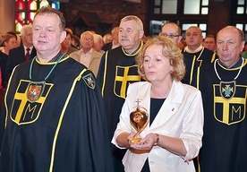 ▲	Janusz i Urszula Gajewscy wnoszą relikwie św. Urszuli Ledóchowskiej do kościoła pw. Ducha Świętego w Koszalinie.
