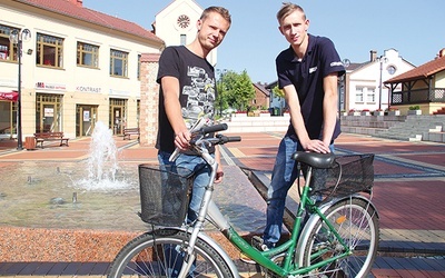 Marcin i Jacek na Placu Farskim w Lędzinach, gdzie ma się odbyć festyn po Pikniku Rowerowym.