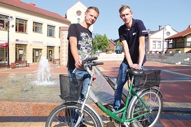 Marcin i Jacek na Placu Farskim w Lędzinach, gdzie ma się odbyć festyn po Pikniku Rowerowym.