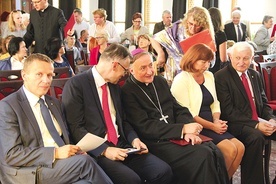 ▲	W sympozjum uczestniczył bp Andrzej Jeż i miejscowe władze.