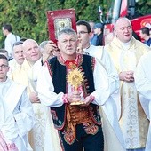 ▲	W procesji do kościoła niesione były relikwie św. Stanisława Papczyńskiego.