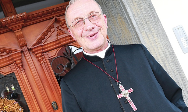 Ks. Józef Zyzak przed plebanią w Wojakowej