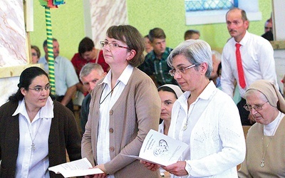 ▲	Siostra Marta (w środku) złożyła śluby wieczyste na ręce przełożonej zakonnej (z prawej).