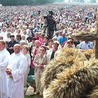 ▲	Na uroczystości przybyło wiele tysięcy wiernych, by uczestniczyć m.in. w archidiecezjalnych dożynkach.