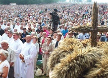 ▲	Na uroczystości przybyło wiele tysięcy wiernych, by uczestniczyć m.in. w archidiecezjalnych dożynkach.