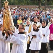 ▲	W procesji z figurą Matki Bożej Skępskiej wziął udział abp Józef Michalik z Przemyśla.