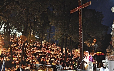 ▼	W grocie lurdzkiej  na Górze Świętej Anny, w rozświetlony płonącym ogniem wieczór, tysiące ludzi adorowały krzyż.