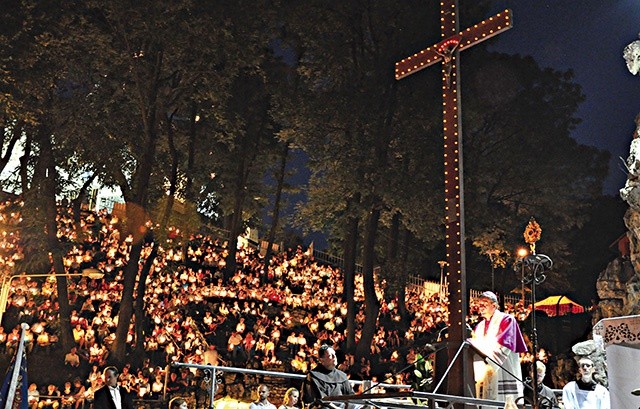 ▼	W grocie lurdzkiej  na Górze Świętej Anny, w rozświetlony płonącym ogniem wieczór, tysiące ludzi adorowały krzyż.