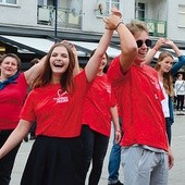 ▲	Roztańczona studniówka w centrum Opola.