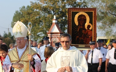 Po Maryję przybywajacą do parafii w Miedniewicach wyszedł tłum wiernych na czele z biskupem ordynariuszem