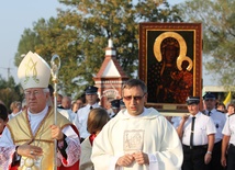 Po Maryję przybywajacą do parafii w Miedniewicach wyszedł tłum wiernych na czele z biskupem ordynariuszem