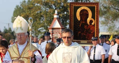 Po Maryję przybywajacą do parafii w Miedniewicach wyszedł tłum wiernych na czele z biskupem ordynariuszem