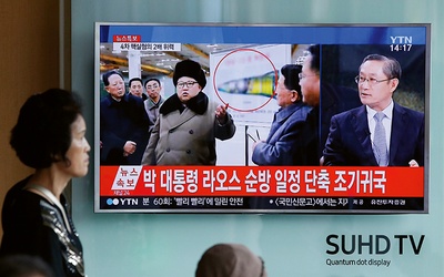 Koreańczycy na dworcu dowiadują się z telewizyjnych wiadomości o kolejnej próbnej eksplozji nuklearnej przeprowadzonej przez reżim  Korei Północnej.