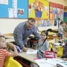 Krzysztof Łaszuk  jest nauczycielem.  Należy do Instytutu Świeckiego Chrystusa Króla.