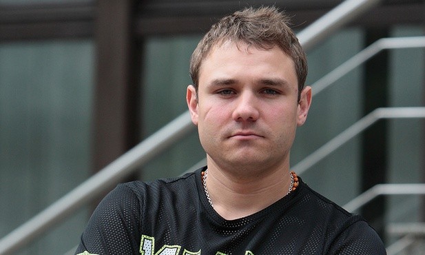 – Służysz nie temu Panu, któremu trzeba. Nic dziwnego, że nękają cię lęki, brniesz w grzech i zaczynasz się gubić… – opowiada Tomasz Książczak.