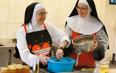S. Maria od św. Ludwika (z prawej) i s. Maria Ludwika pieką bretońskie ciasto, którymi częstują zaglądających do nich z prośbą o modlitwy pielgrzymów.