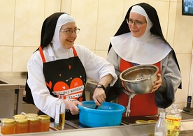 S. Maria od św. Ludwika (z prawej) i s. Maria Ludwika pieką bretońskie ciasto, którymi częstują zaglądających do nich z prośbą o modlitwy pielgrzymów.