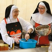 S. Maria od św. Ludwika (z prawej) i s. Maria Ludwika pieką bretońskie ciasto, którymi częstują zaglądających do nich z prośbą o modlitwy pielgrzymów.