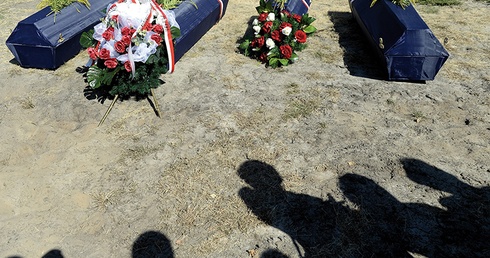Kolejny pogrzeb osób, których szczątki ekshumowano na terenie wsi Ostrówki i złożono na tamtejszym cmentarzu 30 sierpnia 2016 roku. Prace nadzoruje dr Leon Popek, którego przodków w czasie rzezi na Wołyniu uratowali Ukraińcy.