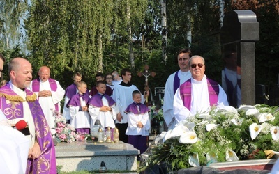 Modlitwa na trumną śp. ks. Tomasza Dzidy na cmentarzu parafii NMP Wspomożenia Wiernych w Czechowicach-Dziedzicach