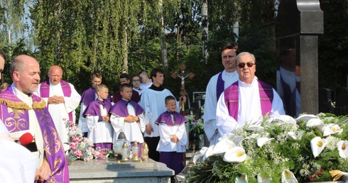 Modlitwa na trumną śp. ks. Tomasza Dzidy na cmentarzu parafii NMP Wspomożenia Wiernych w Czechowicach-Dziedzicach
