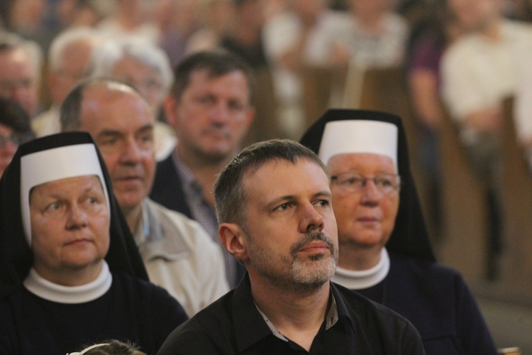 Parafianie z katedry dziękowali ks. prał. Zbigniewowi Powadzie