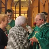 Za duszpasterską troskę dziękowali ks. prał. Zbigniewowi Powadzie przedstawiciele parafialnych grup apostolskich