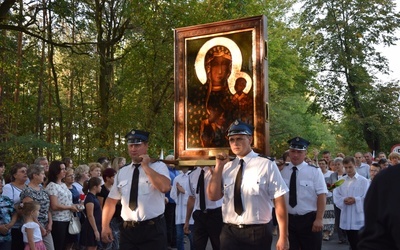 Strażacy niosą jasnogórską ikonę w procesji do kościoła w Jesionce