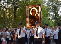 Strażacy niosą jasnogórską ikonę w procesji do kościoła w Jesionce