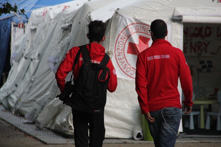 Obóz dla poszkodowanych w trzęsieniu ziemi w Accumoli
