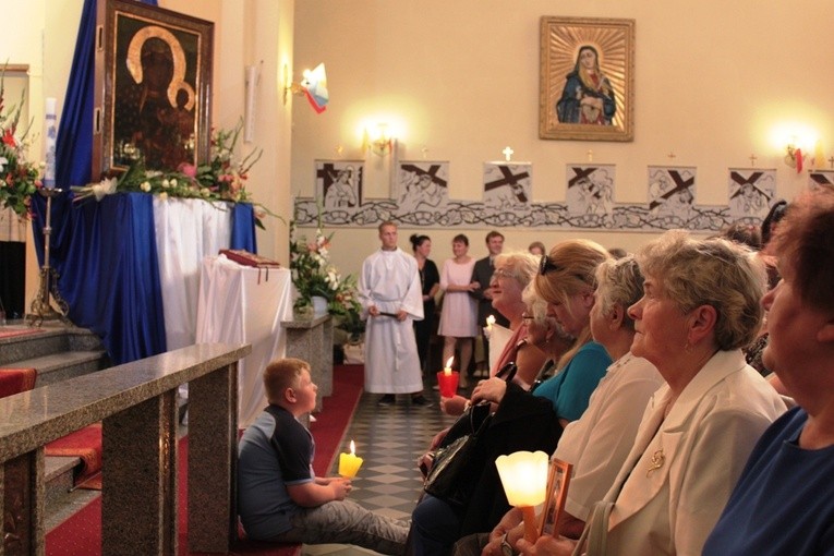 Parafianie przed obrazem Matki Bożej Częstochowskiej w kościele Radziwiłłowie