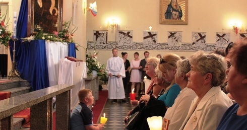 Parafianie przed obrazem Matki Bożej Częstochowskiej w kościele Radziwiłłowie