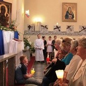 Parafianie przed obrazem Matki Bożej Częstochowskiej w kościele Radziwiłłowie