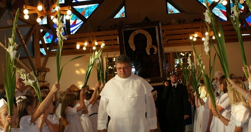Dzieci ze wspólnoty parafialnej powitały Matkę Bożą szpalerem z białymi mieczykami