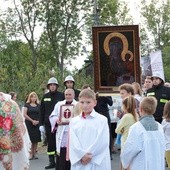 Wierni z parafii Korabiewice tłumnie wyszli na powitanie obrazu Matki Bożej Częstochowskiej 