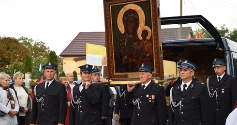 Strażacy niosą obraz Matki Bożej Częstochowskiej