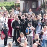 Bale Wszystkich Świętych czy święto w Lubomierzu pokazują, że dzieci i młodzież chętnie biorą udział w dobrych zabawach.